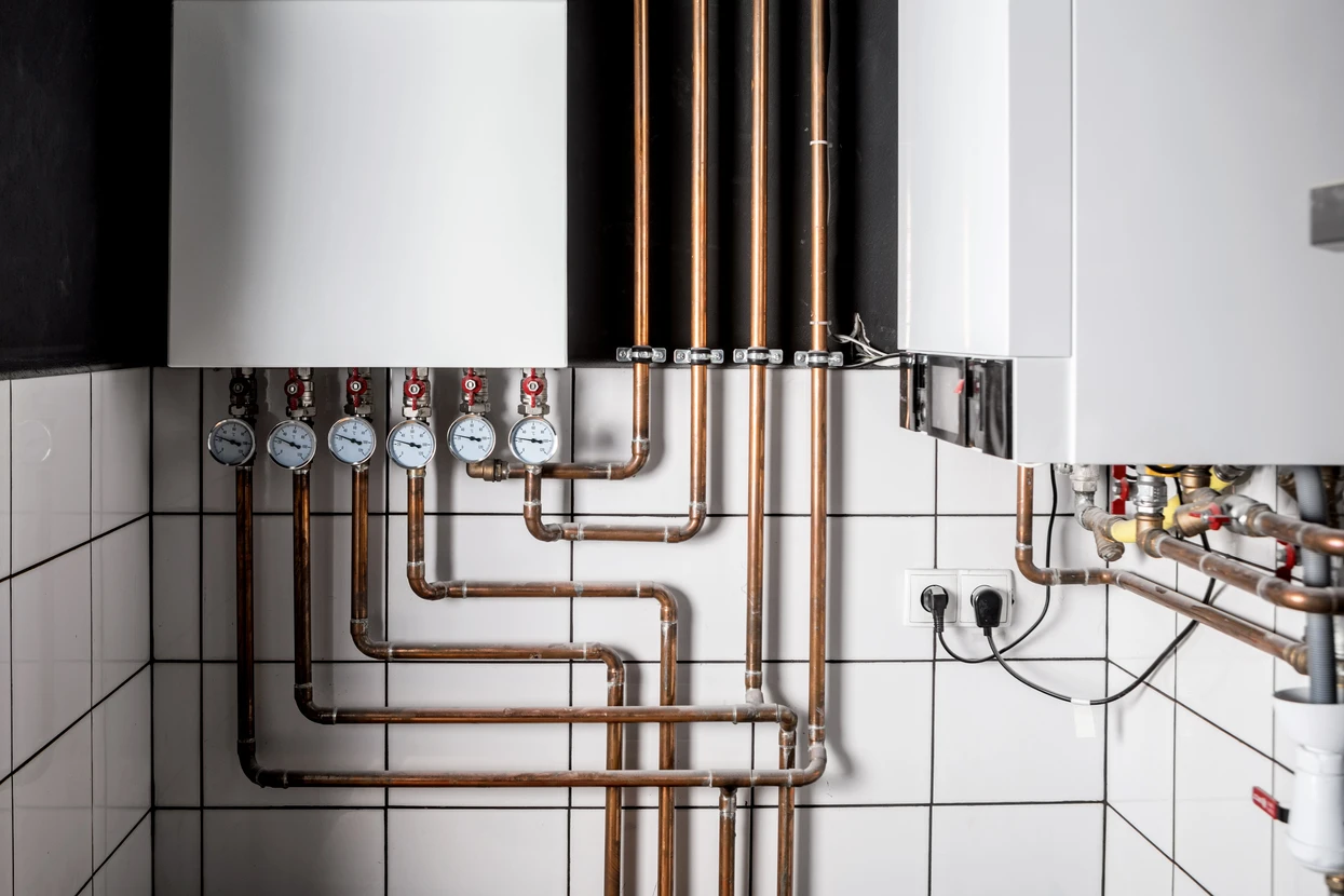 Intérieur technique d'une chaufferie moderne avec installation de plomberie professionnelle