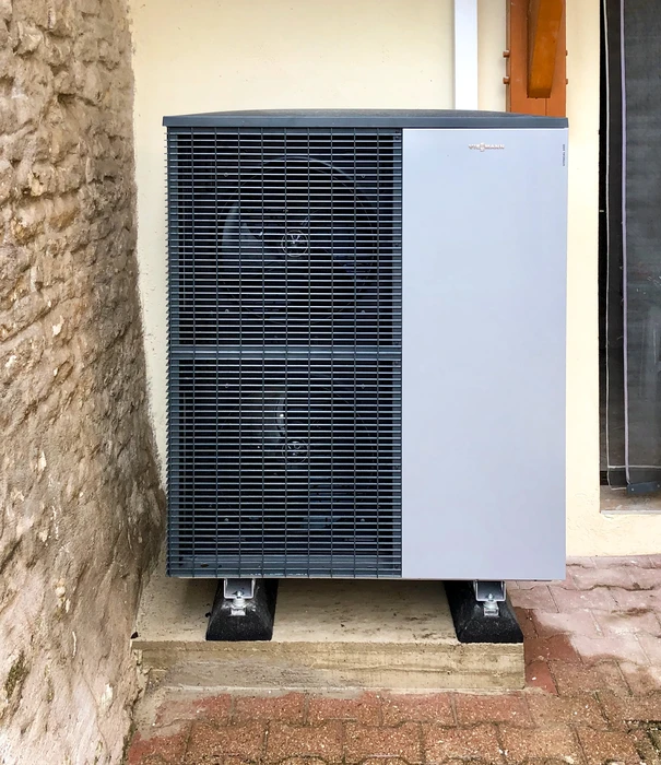 Installation extérieure d'une pompe à chaleur air/air monobloc de marque Viessmann, modèle Vitocal, posée sur plots anti-vibratoires en caoutchouc