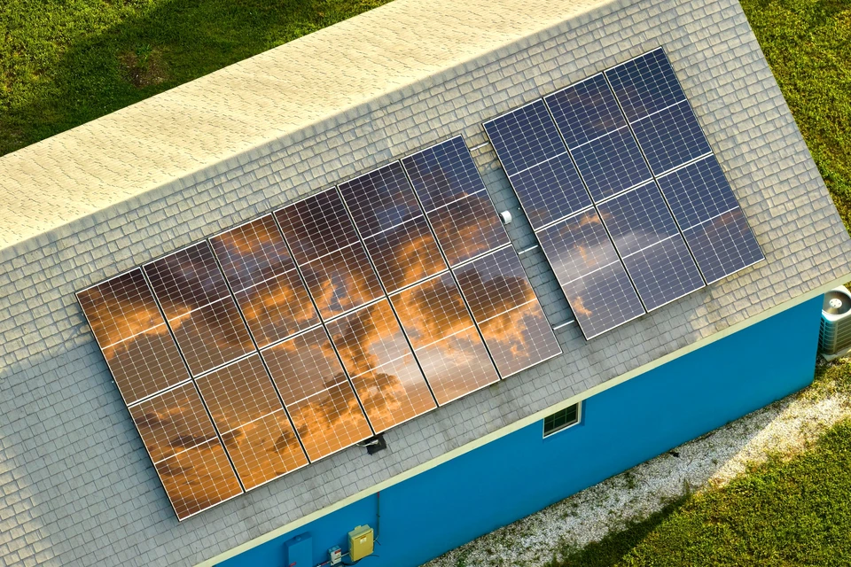 Vue aérienne d'une toiture résidentielle équipée de panneaux solaires photovoltaïques