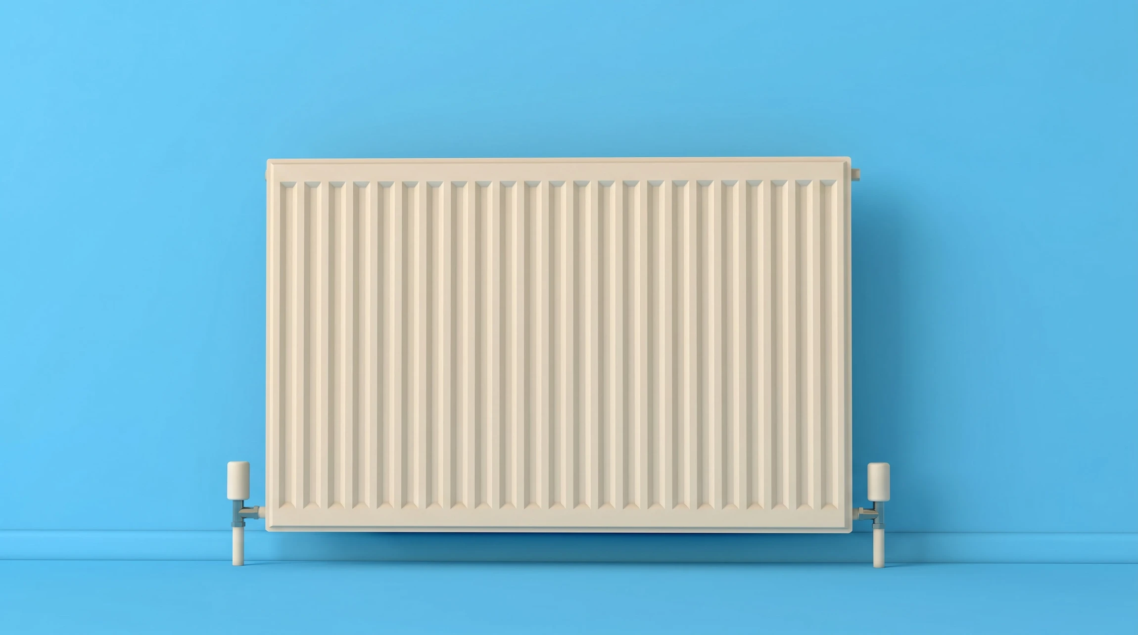 Technicien en combinaison bleue ajustant les commandes d'une chaudière murale domestique dans une cuisine moderne