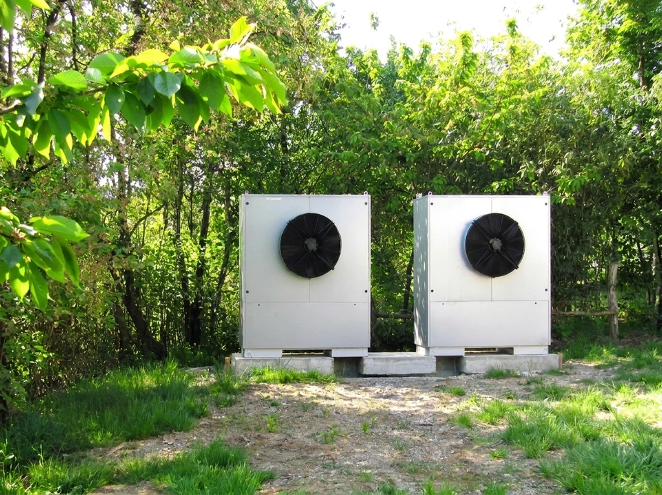 Intérieur technique d'une chaufferie moderne avec installation de plomberie professionnelle