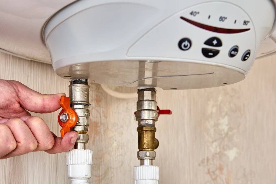 Plombier professionnel travaillant sur installation de chauffage en intérieur