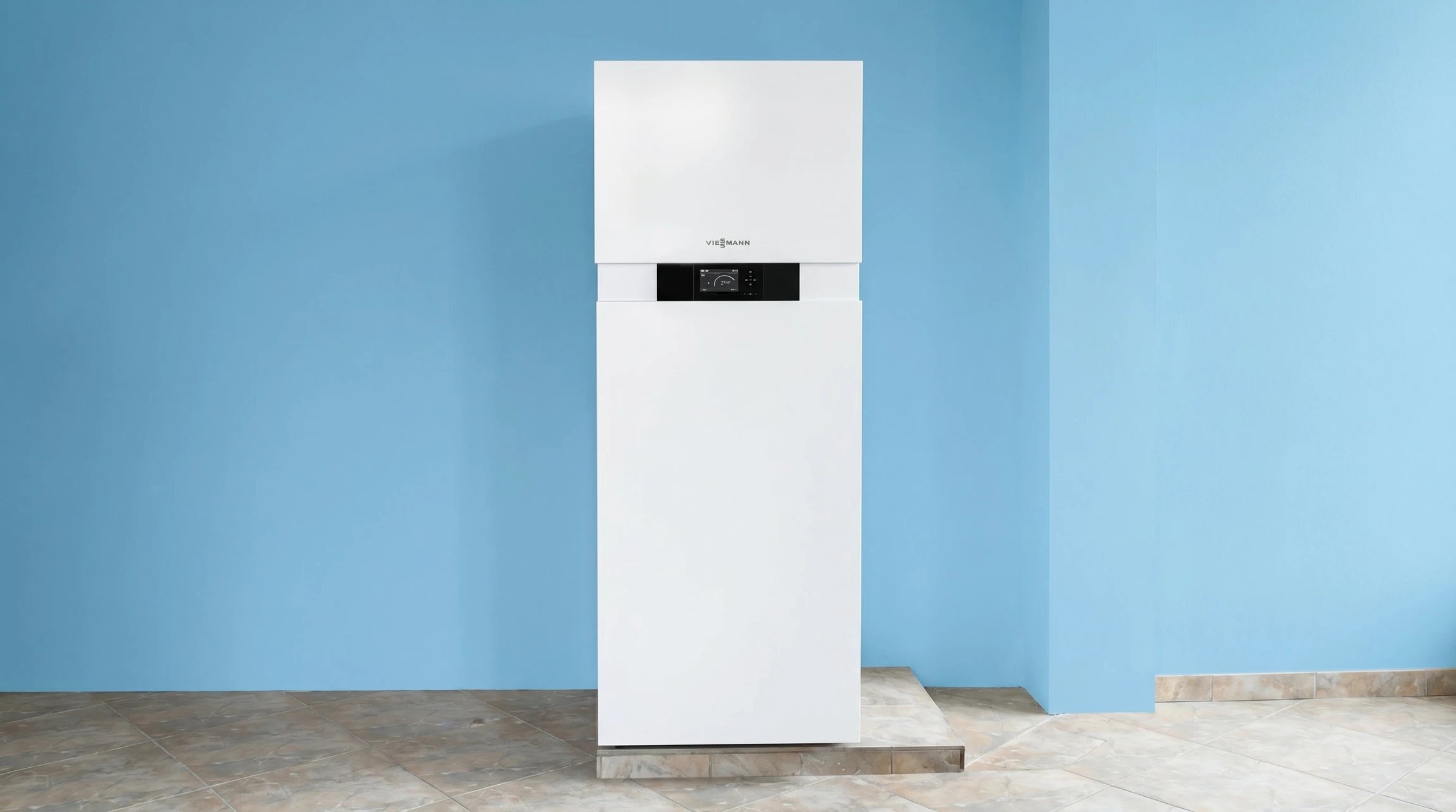 Intérieur d'installation technique avec technicien portant gants de protection orange travaillant sur système de plomberie