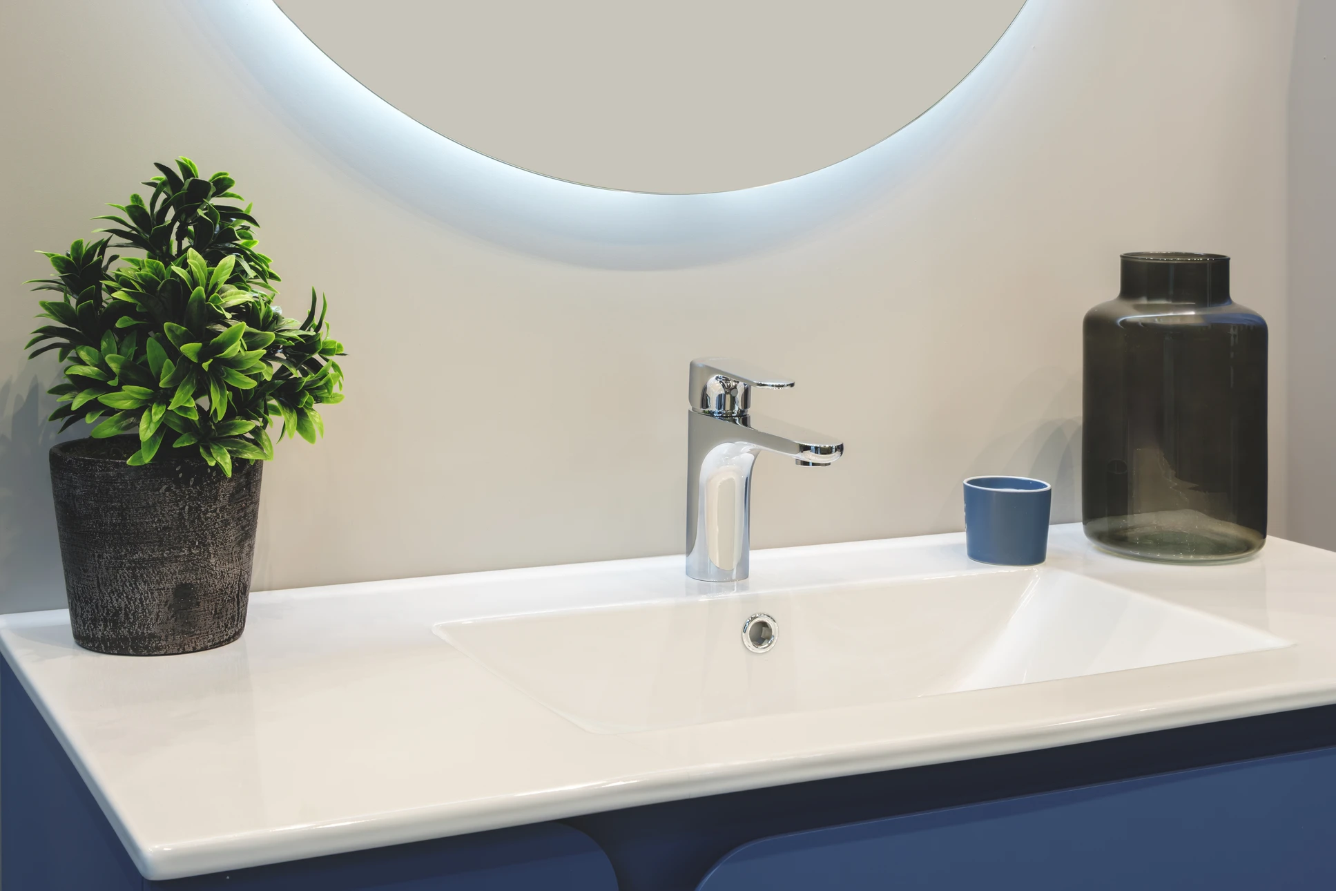 Salle de bain moderne avec double vasque en céramique blanche de forme ovale posée sur meuble suspendu noir mat
