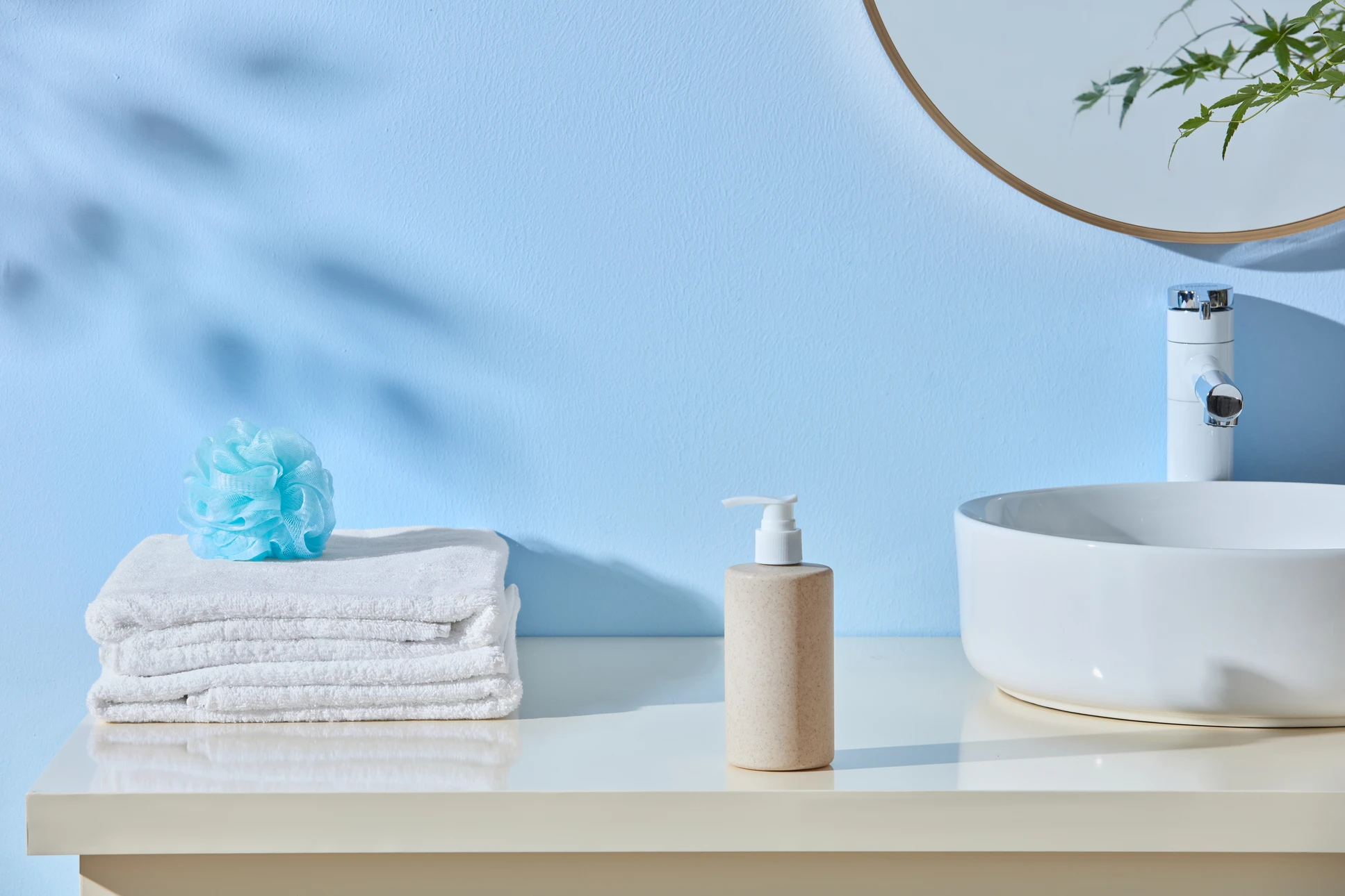 Salle de bain moderne avec douche à l'italienne, vasque suspendue en pierre naturelle, radiateur sèche-serviettes